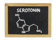 chemische Strukturformel von Serotonin auf einer Schiefertafel