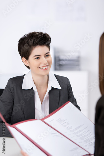 Photo: junge frau im bewerbungsgepräch junge frau im bewerbungsgepräch