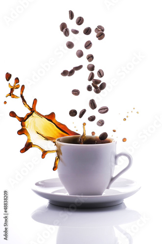 Photo: tazzina di caffè con chicchi e spash tazzina di caffè con chicchi e spash