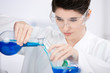 laborantin füllt chemikalie um