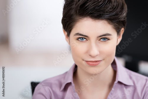 Photo: selbstbewusste frau am arbeitsplatz selbstbewusste frau am arbeitsplatz