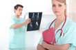Foto: Medics looking at xrays of a hand Medics looking at xrays of a hand