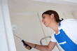 Foto: female painter using roller female painter using roller