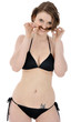 Junge Frau in schwarzem Bikini albern