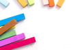 Bunte Tafelkreiden auf weißem Hintergrund