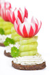 Käsehäppchen mit Gurke und Radieschenblüte