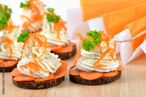 Photo: Kräuterquark mit Karotten auf Pumpernickel-Talern Kräuterquark mit Karotten auf Pumpernickel-Talern
