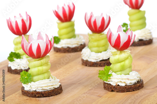 Photo: Dekorative Käsehäppchen mit Gurke und Radieschenblüte Dekorative Käsehäppchen mit Gurke und Radieschenblüte