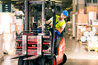 Gabelstaplerfahrer in Lagerhalle von Spedition