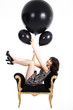 Junge hübsche Frau mit vielen Ballons in Fashion Pose