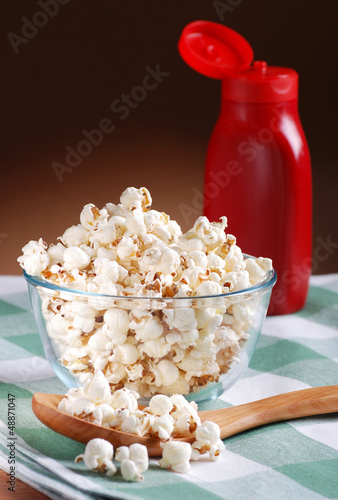 Photo: pop corn in ciotola di vetro pop corn in ciotola di vetro