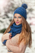 Foto: pretty young woman in a winter fashion shot pretty young woman in a winter fashion shot