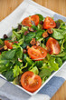 Salat mit Tomaten und Haselnüssen