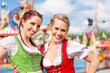 Junge Frauen in traditionellem Dirndl beim Frühlingsfest