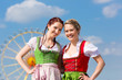 Junge Frauen in traditionellem Dirndl beim Frühlingsfest