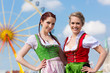 Junge Frauen in traditionellem Dirndl beim Frühlingsfest