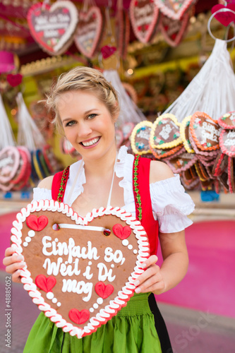 Photo: Junge Frau in traditionellem Dirndl beim Frühlingsfest Junge Frau in traditionellem Dirndl beim Frühlingsfest