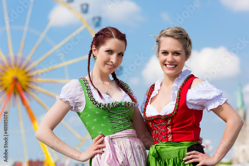 Photo: Junge Frauen in traditionellem Dirndl beim Frühlingsfest Junge Frauen in traditionellem Dirndl beim Frühlingsfest