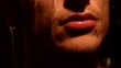 ragazzo sotto la doccia (particolare labbra bagnate)