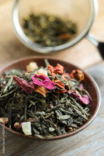 Photo: Green Tea Leaves with fruit and flowers petals - tè verde Green Tea Leaves with fruit and flowers petals - tè verde