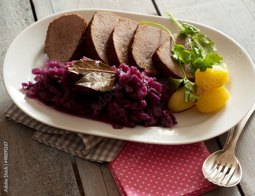 Photo: Braten mit Kartoffeln und Rotkohl Braten mit Kartoffeln und Rotkohl