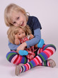 kind mit puppe