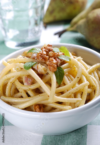 Photo: maccheroni al pesto di noci con pancetta maccheroni al pesto di noci con pancetta