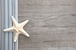 Maritimer Hintergrund mit Holz und Seestern