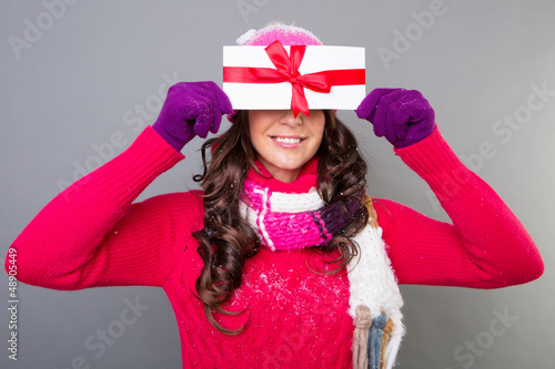 Photo: frau mit gutschein frau mit gutschein