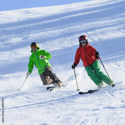 Photo: Zwei Skifahrer auf der Piste Zwei Skifahrer auf der Piste