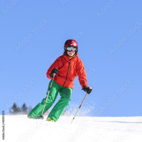 Photo: Skifahrerin mit einem Lächeln Skifahrerin mit einem Lächeln