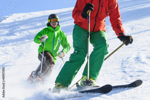 Photo: Zwei Skisportler auf der Piste Zwei Skisportler auf der Piste