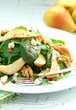 Salat mit Birnen, Feta-Käse und Walnüssen