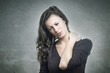 Photo: Junge Frau hat Nackenschmerzen Junge Frau hat Nackenschmerzen