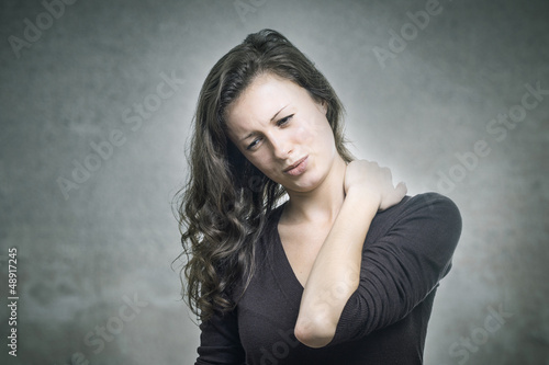 Photo: Junge Frau hat Nackenschmerzen Junge Frau hat Nackenschmerzen