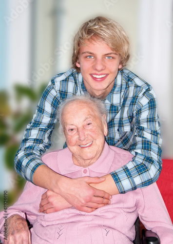 Photo: Junger Mann mit Großmutter Junger Mann mit Großmutter