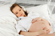 Foto: Sleeping pregnant woman. Sleeping pregnant woman.
