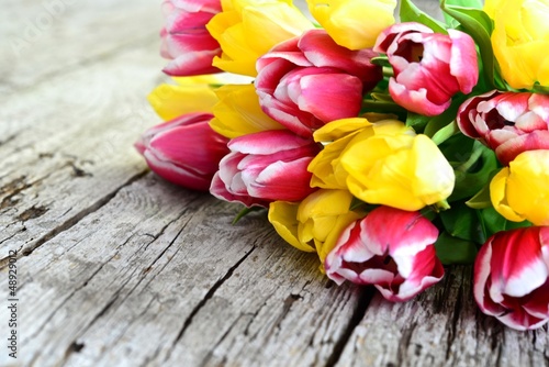 Photo: Tulpenstrauß auf altem Holzbrett Tulpenstrauß auf altem Holzbrett