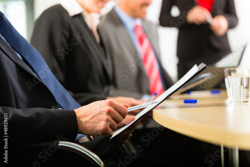 Photo: Business - businesspeople, meeting and presentation in office Business - businesspeople, meeting and presentation in office