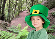 Enfant de Pentecôte chapeau de la Saint-Patrick dans le domaine