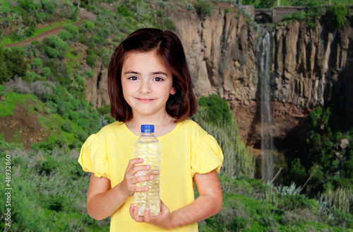 Photo: Petite fille avec une bouteille d'eau Petite fille avec une bouteille d'eau