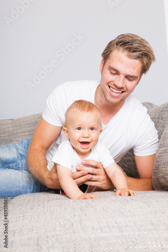 Photo: happy auf der couch happy auf der couch