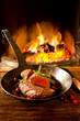 Steak in der Pfanne vom Kaminfeuer