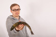 Ein Mann hat einen Fisch in der Hand