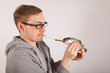 Ein Mann hat einen Fisch in der Hand