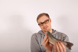 Ein Mann hat einen Fisch in der Hand