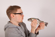 Ein Mann hat einen Fisch in der Hand
