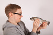 Ein Mann hat einen Fisch in der Hand