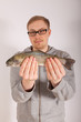 Ein Mann hat einen Fisch in der Hand