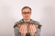 Ein Mann hat einen Fisch in der Hand
